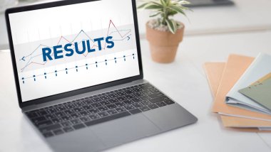 çalışma alanı tablo açılan laptop