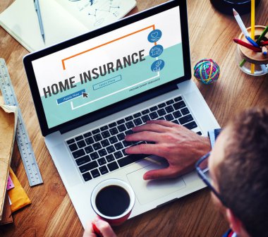 İş adamı dizüstü bilgisayar kullanıyor