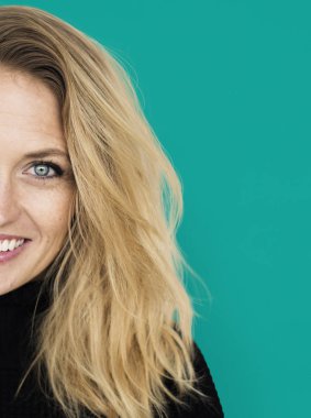 Çekici sarışın kadın. 