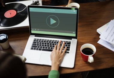 laptop klavye üzerinde insan eli