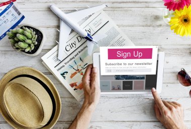 Dijital tablet kullanan adam