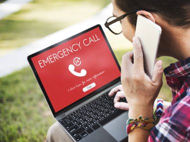 Akıllı telefon kullanan adam