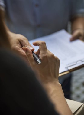 Kadın kurye paket alma