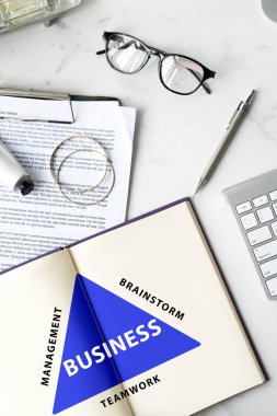 çalışma alanı tablosu ile açık kitap