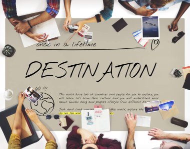 masada oturan insanlar.