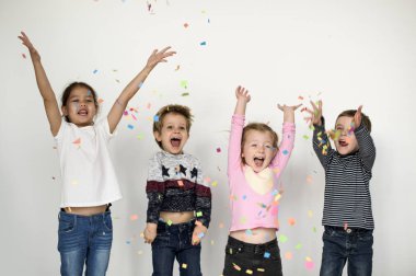 Küçük çocuk Studio poz