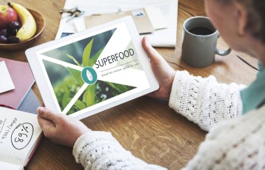 Dijital tablet tutan kadın