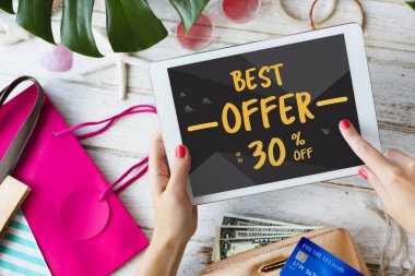 dijital tablet kullanan kadın