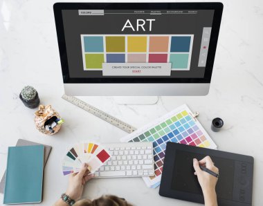 Grafik tabletine resim çizen kadın