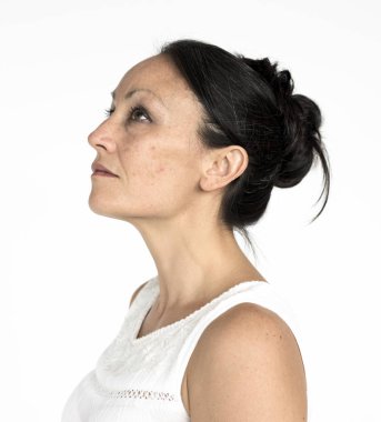 Studio düşünceli esmer kadın