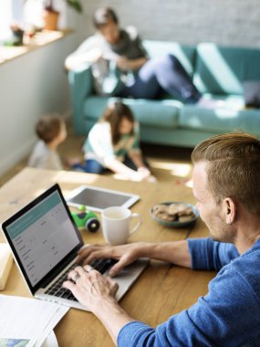 Aile birlikte vakit geçirmek