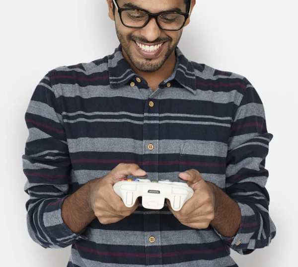 Man speelt met joystick — Stockfoto