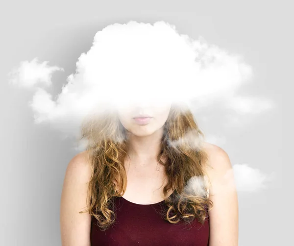 Mujer con nube en la cabeza . — Foto de Stock