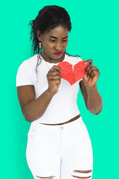 Mulher Africana com coração vermelho partido — Fotografia de Stock