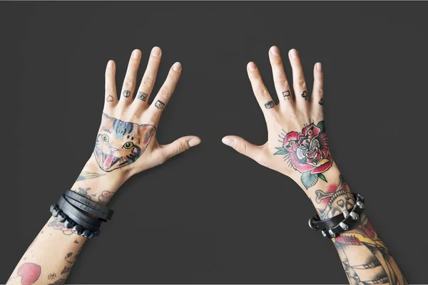 Mãos tatuadas femininas — Fotografia de Stock