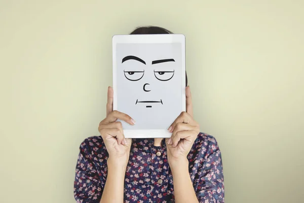 Kobieta, obejmujących twarz z cyfrowego tabletu. — Zdjęcie stockowe