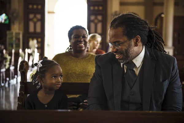 Père et fille à l'église — Photo