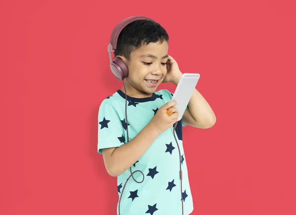 Poslech hudby chlapec se sluchátky — Stock fotografie