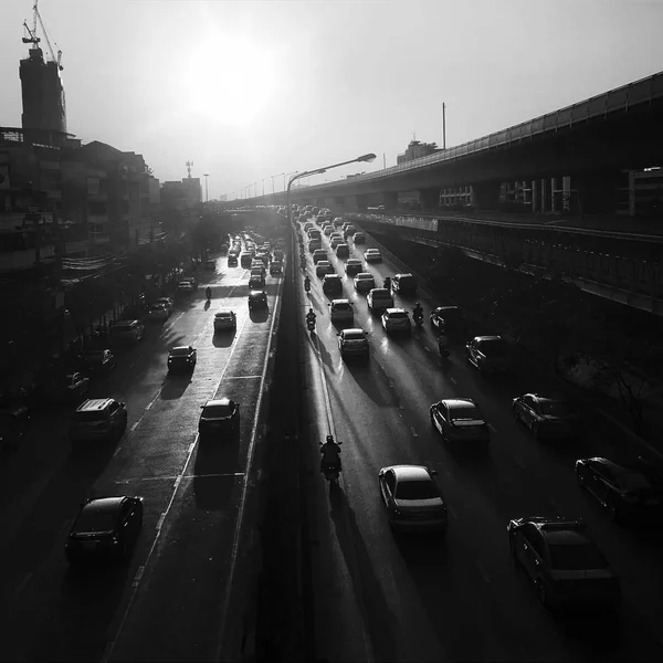 Автомобілі в дорозі на сході сонця — стокове фото
