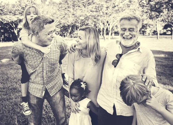 Familia feliz en el parque de verano — Foto de Stock