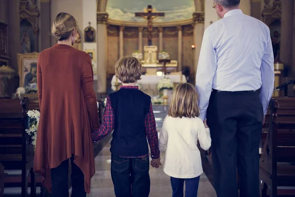 Familie bidden in kerk — Stockfoto