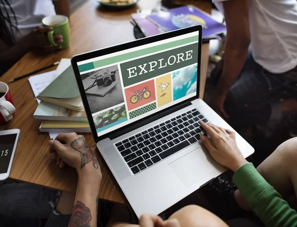 Personas que utilizan el ordenador portátil en la mesa con libros — Foto de Stock