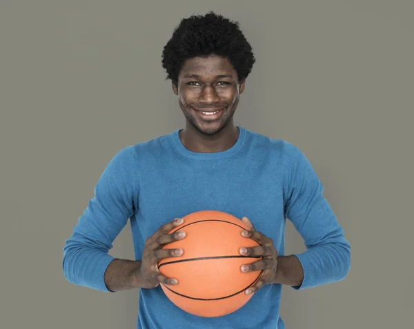 Hombre afroamericano sosteniendo baloncesto — Foto de Stock