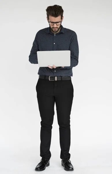 Молодий бізнесмен використовує ноутбук — стокове фото