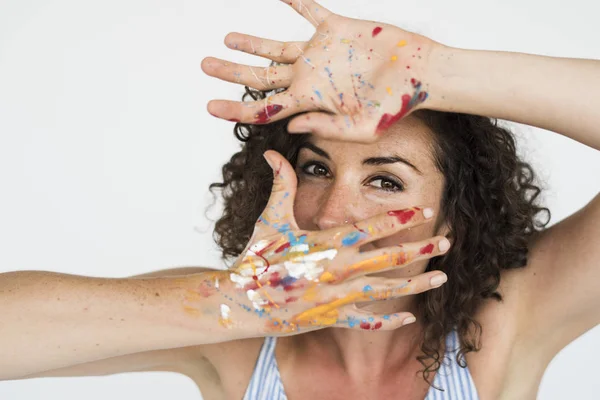 Artista mulher com as mãos pintadas — Fotografia de Stock