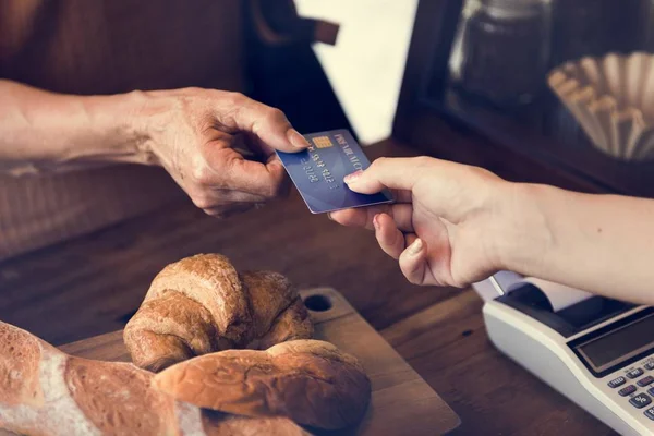 Клиент оплачивает кредитной картой — стоковое фото