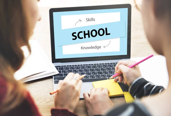 Frauen reden mit Laptop — Stockfoto