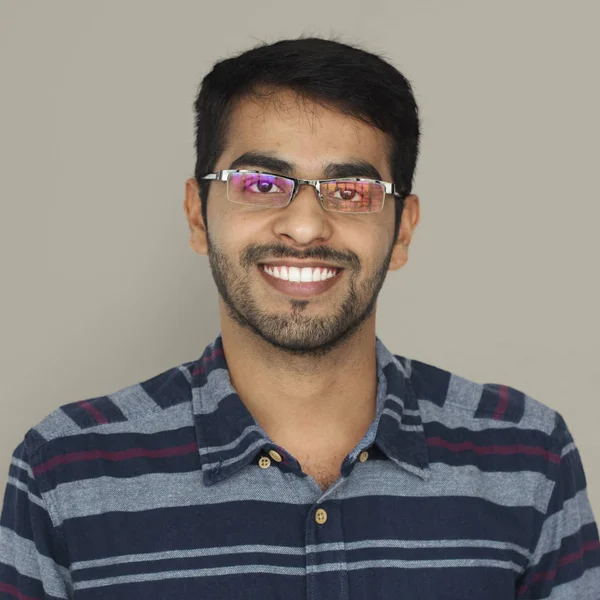 Glimlachende man in brillen — Stockfoto