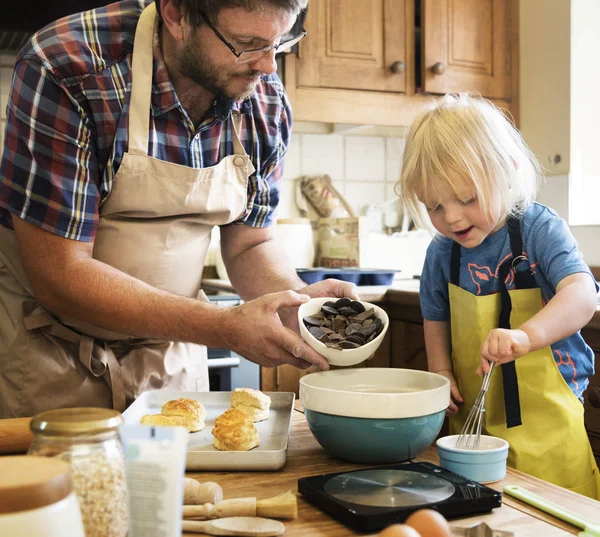 Père et fils cuisinent ensemble — Photo