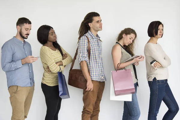 Personas de pie en línea — Foto de Stock