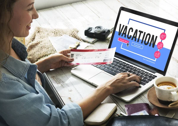 Person använder laptop och planering resor — Stockfoto