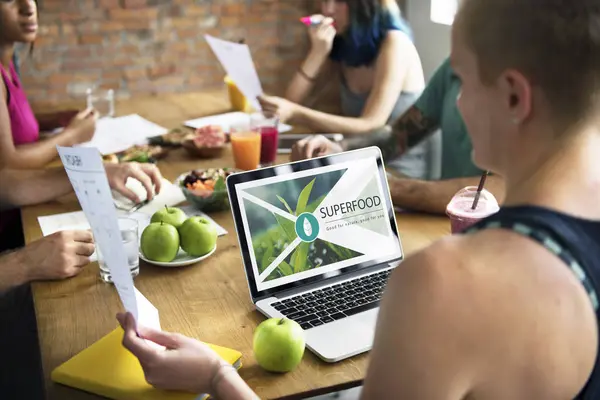 Vrouw met laptop — Stockfoto