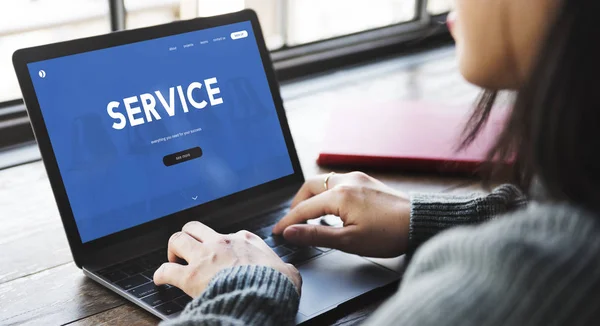 Frau arbeitet mit Laptop in Café — Stockfoto