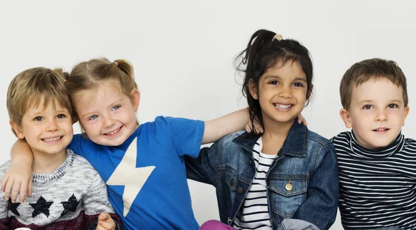 Anak-anak kecil berpose di studio — Stok Foto