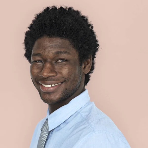 Афроамериканский бизнесмен улыбается — стоковое фото