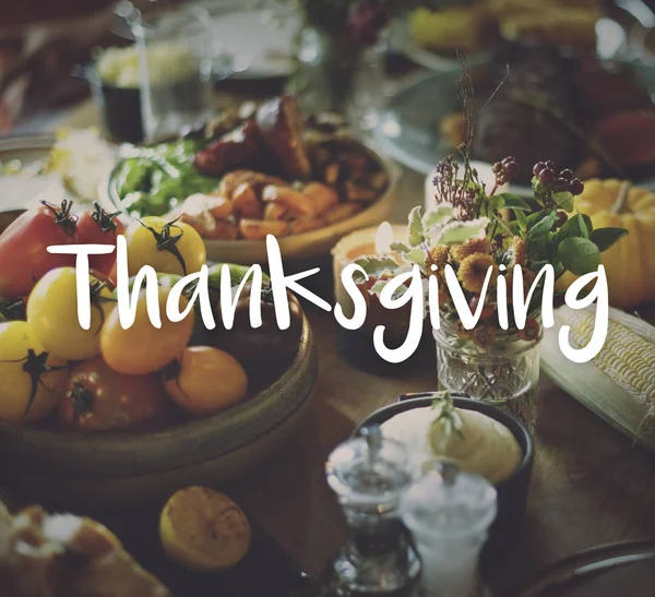 Thnaksgiving posiłku i napis — Zdjęcie stockowe