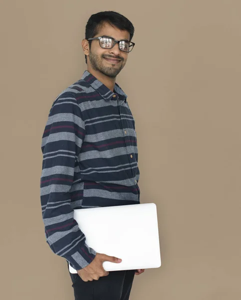 Homem segurando laptop — Fotografia de Stock