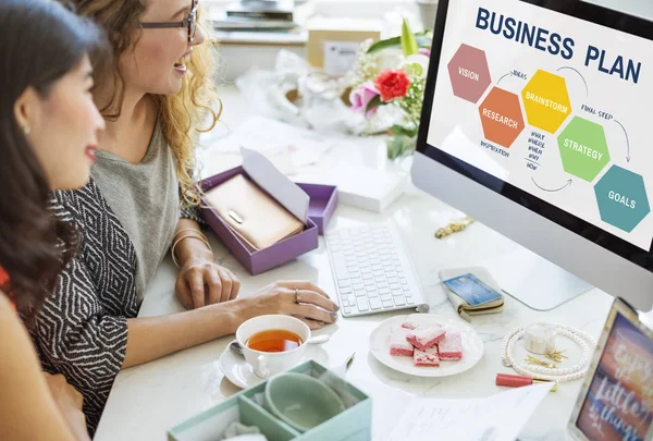 Donne sedute a bel tavolo sul posto di lavoro — Foto Stock