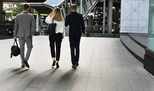 Uomini d'affari che camminano e discutono — Foto Stock