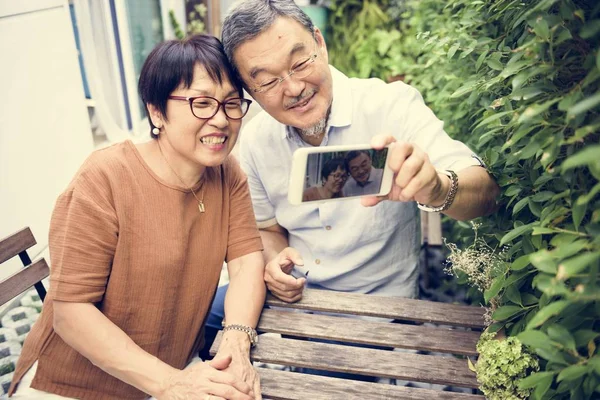 Coppia facendo selfie — Foto Stock