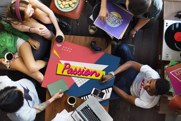 Vrienden van de diversiteit in café koffie drinken — Stockfoto