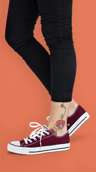 Mulher em sapatos com tatuagem na perna — Fotografia de Stock