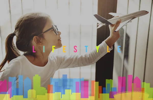 Menina brincando com brinquedo avião — Fotografia de Stock