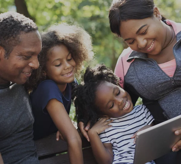 Famille utilisant une tablette numérique — Photo