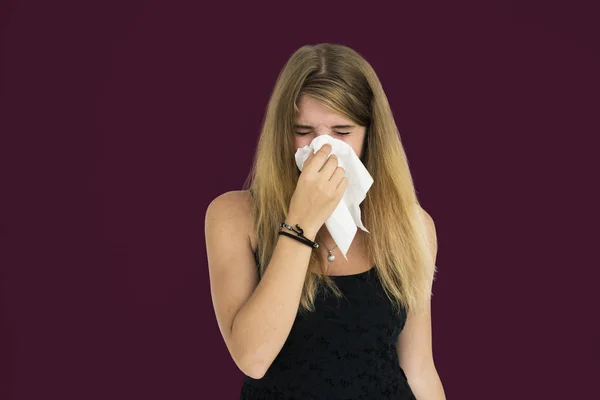 Wanita sakit bersin di Napkin — Stok Foto