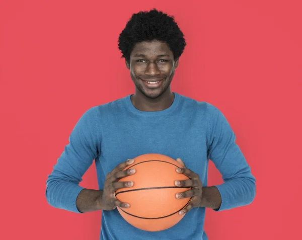 Hombre afroamericano sosteniendo baloncesto — Foto de Stock